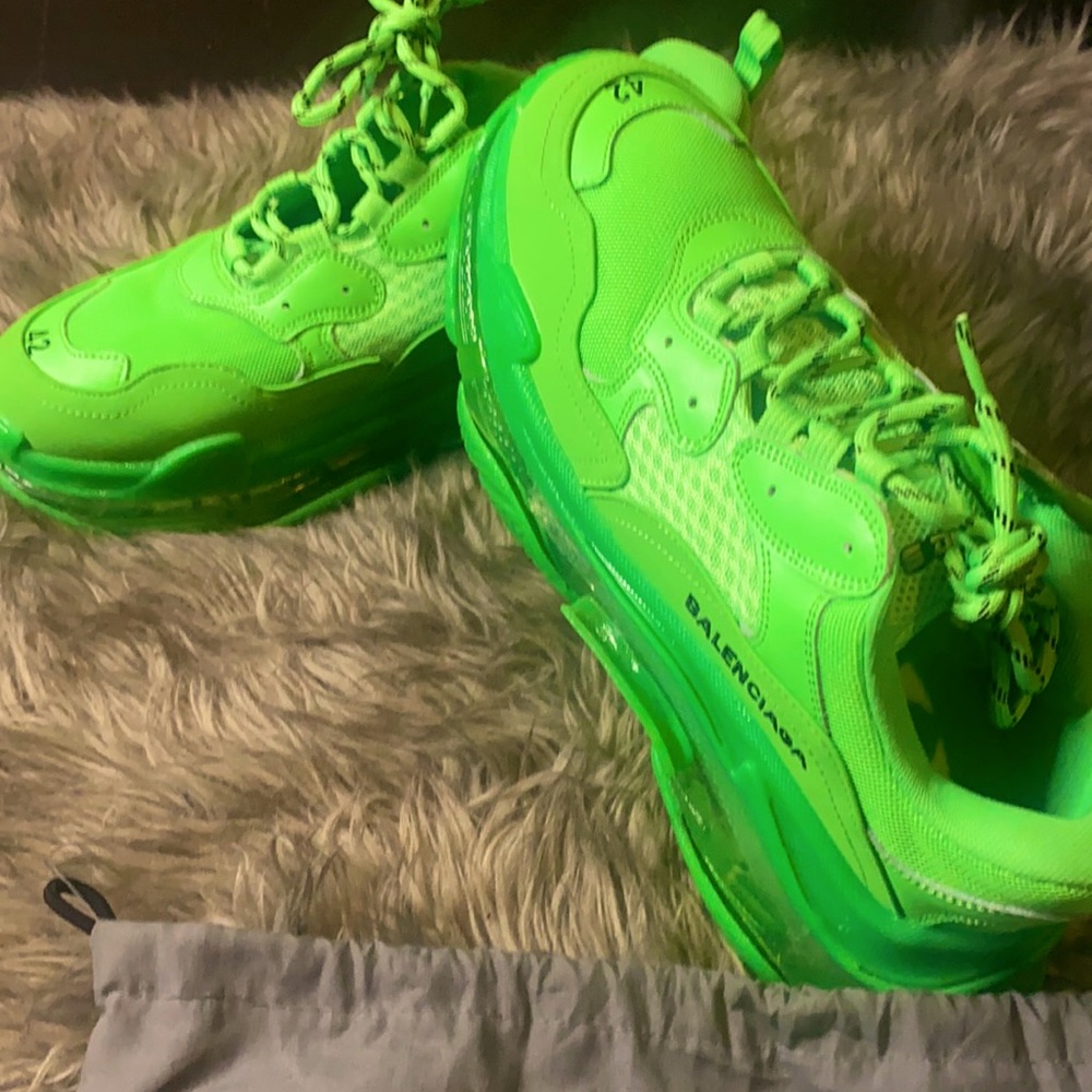 💯% Authentic Balenciaga Triple S, size 8.5, neon green💚